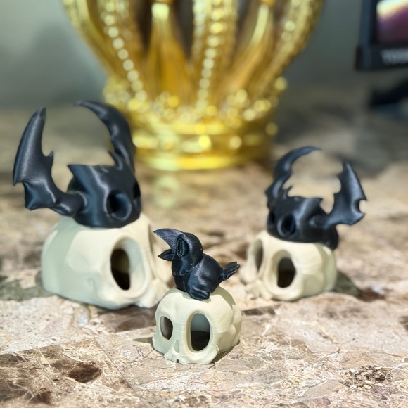 HALLOWEEN DECOR | Gothic Skull Decor Set in Black and Cream - Picture 3 of 6